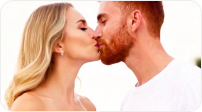 Vídeo de casal se beijando